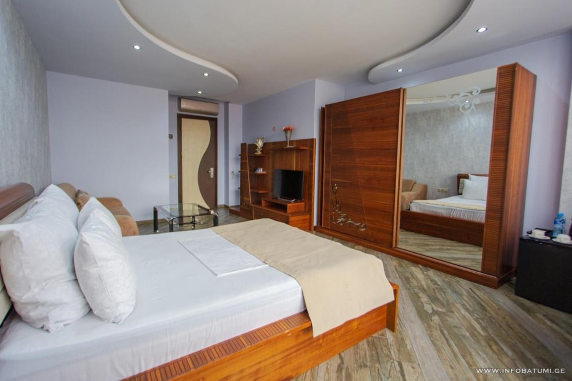 Hotel Light Palace Батуми Екстериор снимка