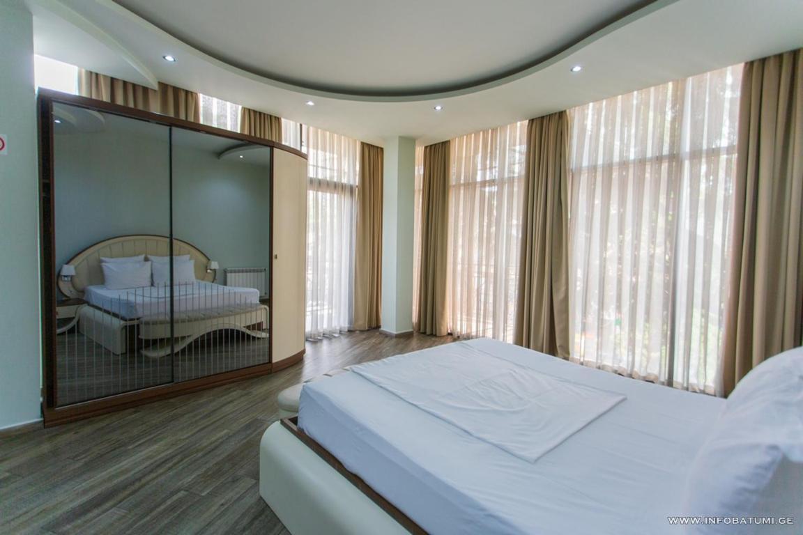 Hotel Light Palace Батуми Екстериор снимка